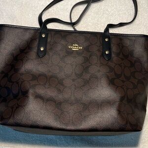 Medium Coach logo bag